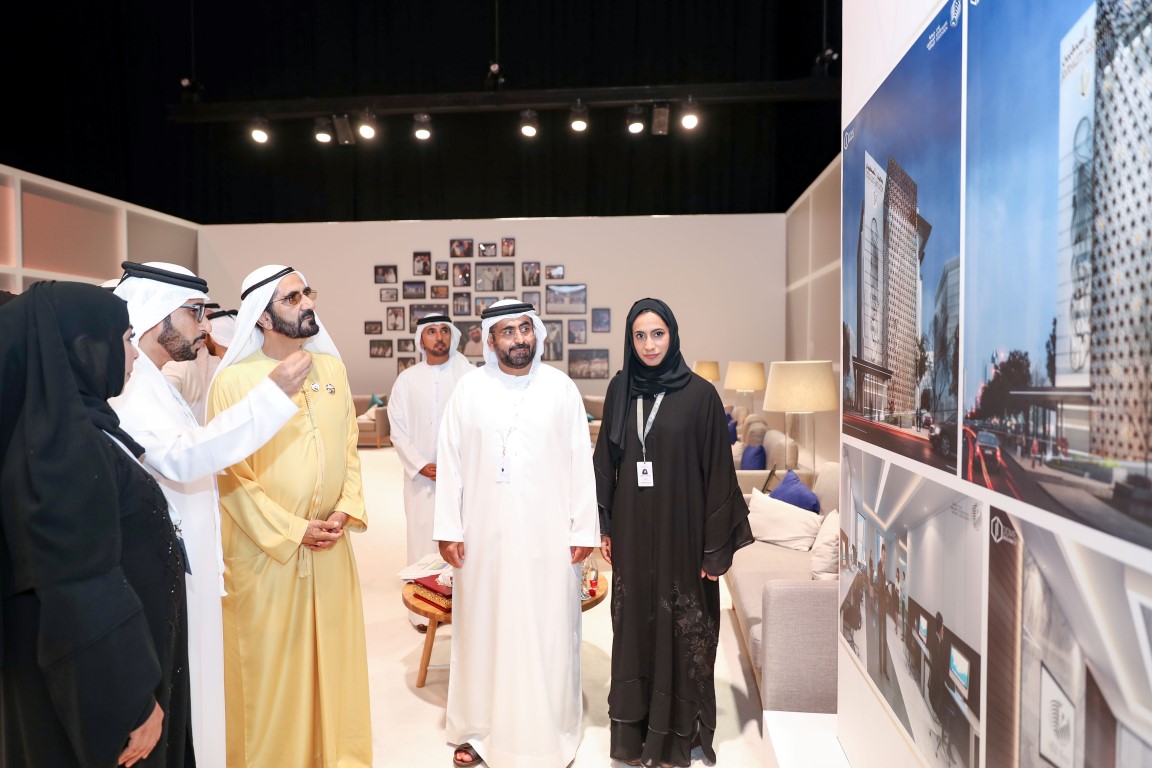 محمد بن راشد يطلع على تصميم المبنى الجديد لجمعية الصحفيين الإماراتية